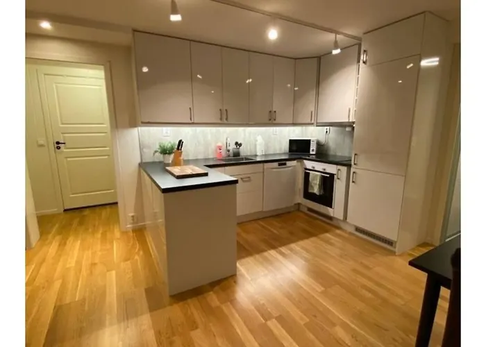 Med Naerhet Til Sjo, Skog Og Fjell *