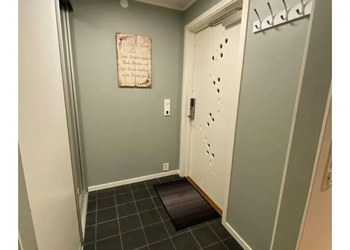 Med Naerhet Til Sjo, Skog Og Fjell *