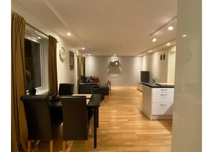 Med Naerhet Til Sjo, Skog Og Fjell *